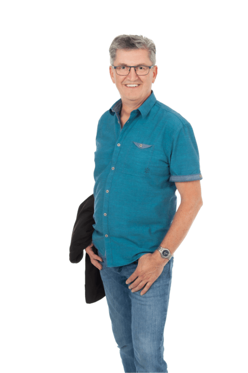 Coach André Fischer trägt ein schwarzes Jacket über der Schulter